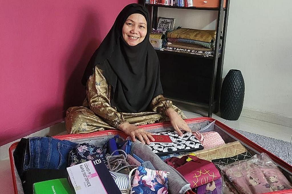 TIDAK SABAR: Cik Noor Fazilah gembira akhirnya dapat membeli bas tiket melalui VTL darat untuk kembali ke Kota Tinggi, Johor dan bertemu dengan ibu bapanya. - Foto ihsan NOOR FAZILAH MOHD DAMIN