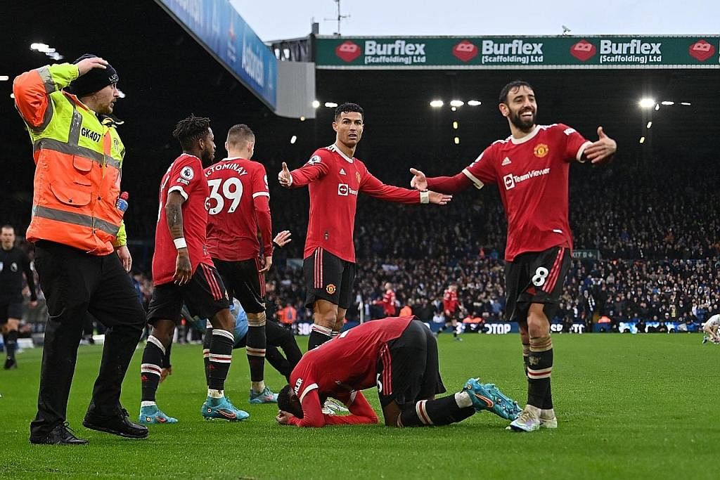 CEDERA: Penjaring gol keempat United, Anthony Elanga, kesakitan selepas terkena objek yang dilemparkan oleh penyokong Leeds dalam pertemuan Ahad lalu. - Foto AFP