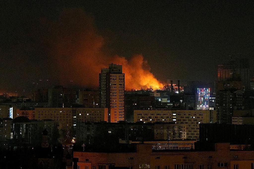 PERTEMPURAN SENGIT: Kepulan asap dan api marak melangit kelihatan jelas susulan pengeboman berdekatan Kyiv, sedang Russia meneruskan pelanggaran ke atas Ukraine, pada tengah malam semalam. - Foto REUTERS