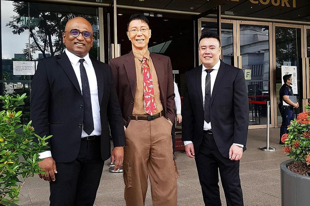 DI MAHKAMAH: Dr Roy Tan Seng Kee (tengah) bersama peguamnya, Encik Ravi (kiri). - Foto BH oleh ROY TAN DI MAHKAMAH: Encik Johnson Ong Ming (dua dari kiri) bersama pasukan peguamnya dari Eugene Thuraisingam LLP. - Foto BH oleh RUEY LOON ENCIK BRYAN CH