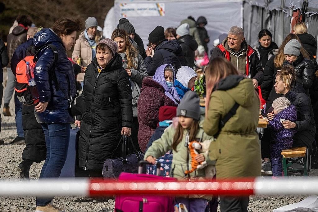 JADI PELARIAN: Pencerobohan Russia ke atas Ukraine menyebabkan sekitar satu juta penduduk Ukraine meninggalkan rumah mereka, dengan kebanyakannya mencari perlindungan di Poland dan negara jiran lain di barat. - Foto AFP