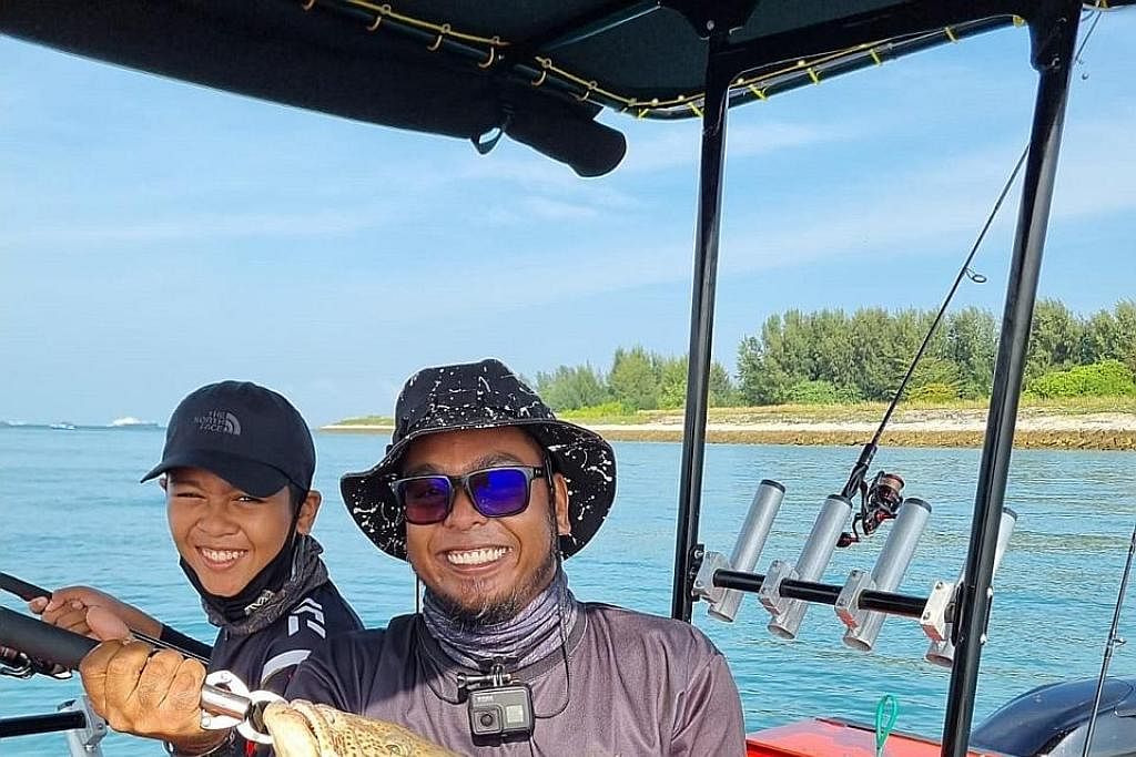 BARRACUDA!: Cik Norhuda Mohd Saad dengan tangkapan Barracuda di lautan Tuas baru-baru ini. - Foto-foto GET HOOKED SG TENGGIRI!: (bawah) Seorang pelanggan berjaya menangkap ikan tenggiri ketika memancing daripada bot Get Hooked SG yang membawanya ke t