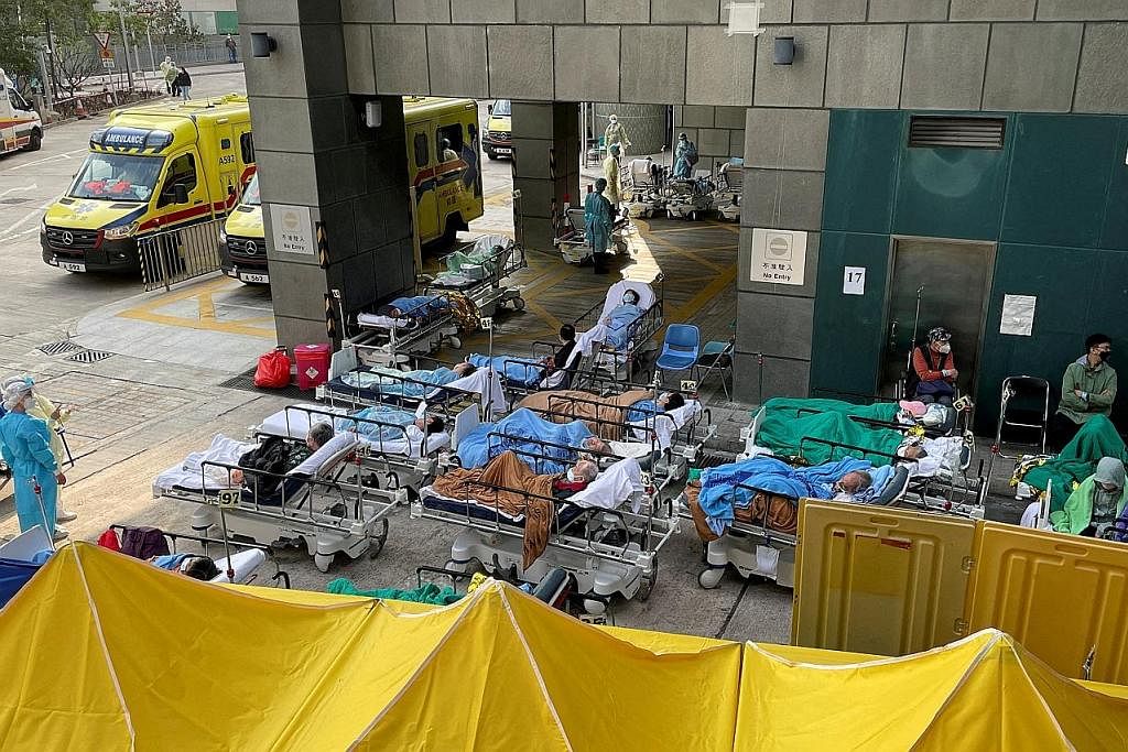 DI LUAR HOSPITAL: Keadaan kian buruk penularan Covid-19 memaksa hospital awam Hong Kong menempatkan sebilangan pesakit di luar bangunan hospital, dalam keadaan sejuk dan hujan, dan mengejutkan banyak pihak. - Foto REUTERS