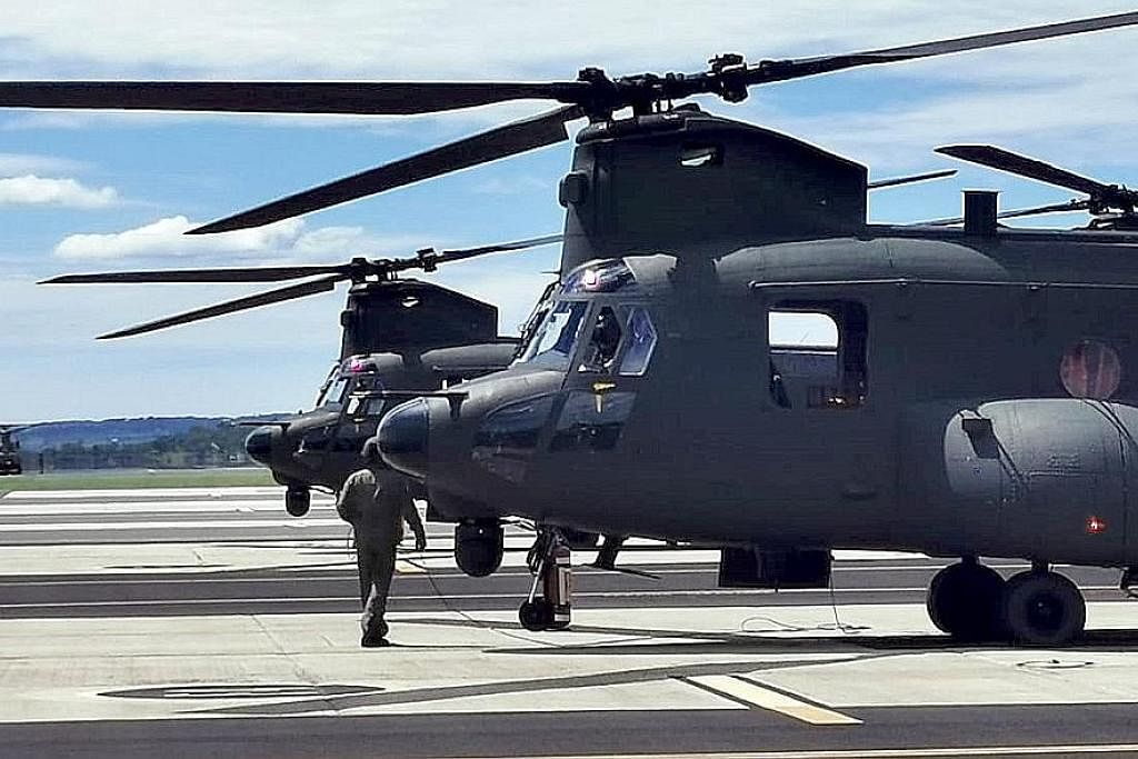 SEDIA BANTU: Australia menerima bantuan pakej untuk mangsa banjir oleh SAF yang akan mengangkut khemah, selimut, makanan sedia dimakan, air dan bekalan perubatan melalui helikopter Chinook CH-47F. - Foto MINDEF