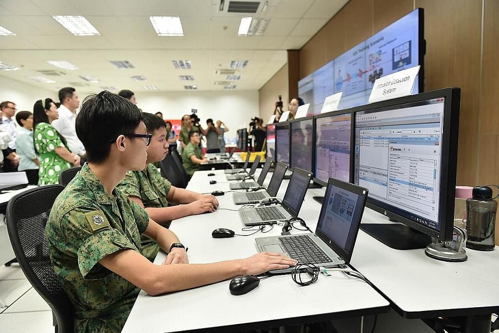 BUTIRAN PERKHIDMATAN: NSF yang menyertai Skim Belajar-Kerja Digital akan berkhidmat sebagai pakar digital di bawah Perkhidmatan Digital dan Perisikan (DIS) Angkatan Bersenjata Singapura (SAF), yang baru ditubuhkan, selama empat tahun. - Foto MINDEF