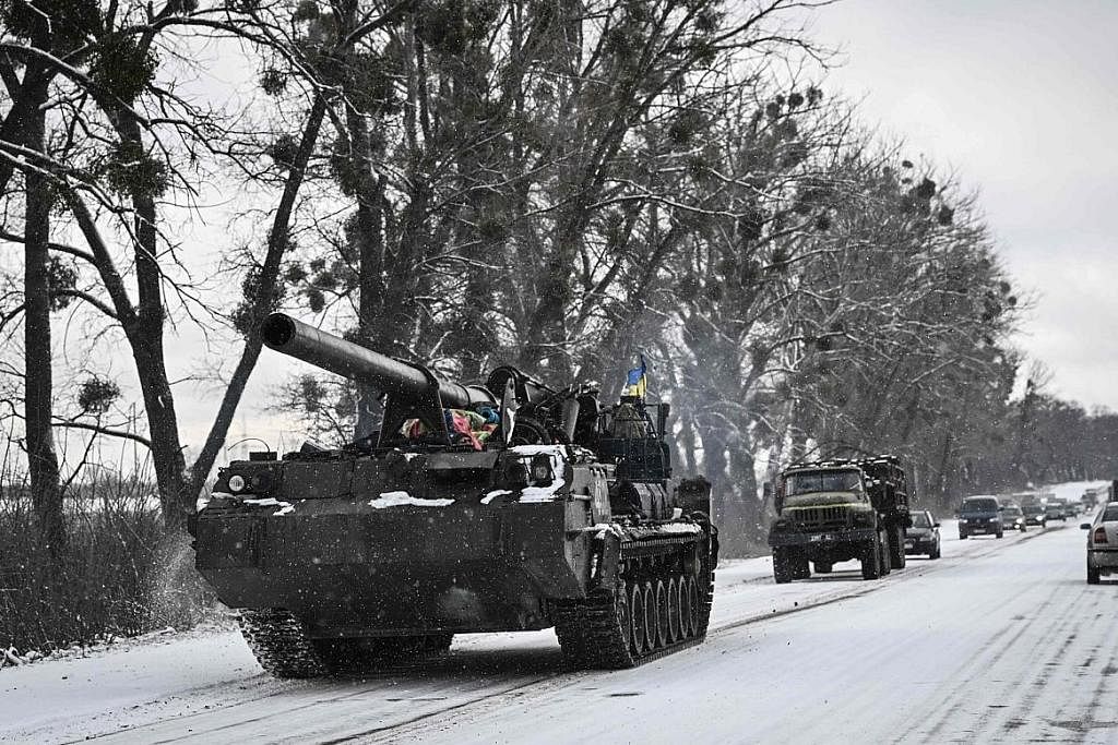 SEDIA LAWAN: Sebuah kereta kebal milik tentera Ukraine melalui jalan utama di Kyiv kelmarin. Ukraine dan perikatan negara-negara Barat menolak usulan Russia bagi menyelamatkan rakyat Ukraine dan menyifatkannya sebagai satu helah bagi mencari publisit