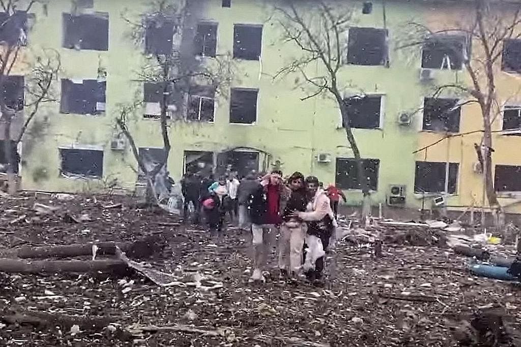DISERANG RUSSIA: Sebuah hospital kanak-kanak dan wad bersalin di Mariupol, Ukraine, musnah akibat serangan udara tentera Russia. Beberapa orang dilihat sedang dibantu keluar dari bangunan hospital itu. - Foto AFP