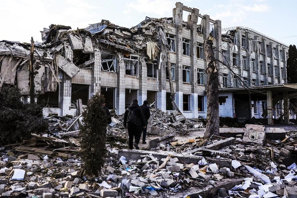 SEKOLAH DIBEDIL: Begini keadaan bangunan utama sekolah di bandar Zhytomyr, Ukraine, yang dibom Russia. - Foto EPA-EFE