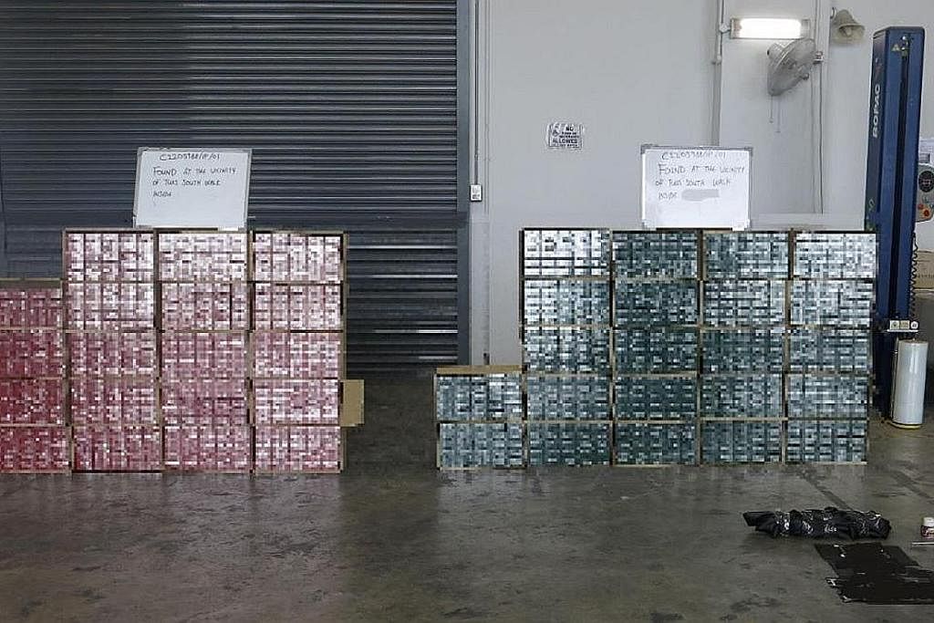 DUA TRAK TERLIBAT: Sebanyak 1,020 karton rokok elak cukai telah dirampas oleh Kastam Singapura. - Foto KASTAM SINGAPURA