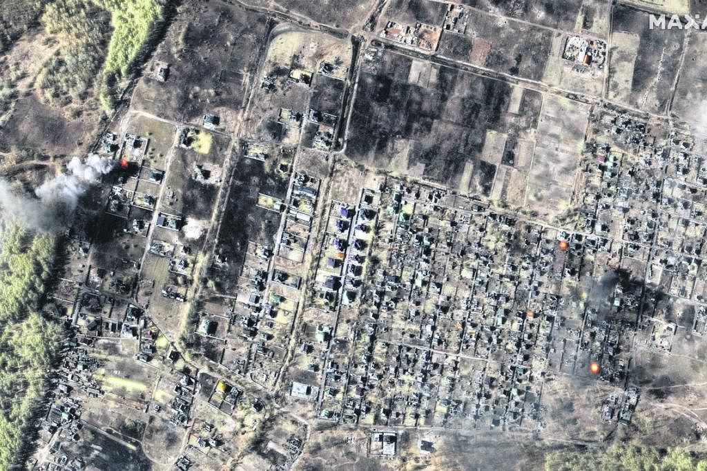 MUSNAH DEK BEDILAN: Gambar yang diambil satelit Maxar Technologies pada 14 Mac menunjukkan banyak bangunan rosak teruk di kediaman yang terbakar di Moschun, Ukraine, ekoran bedilan berterusan tentera Russia. - Foto EPA-EFE