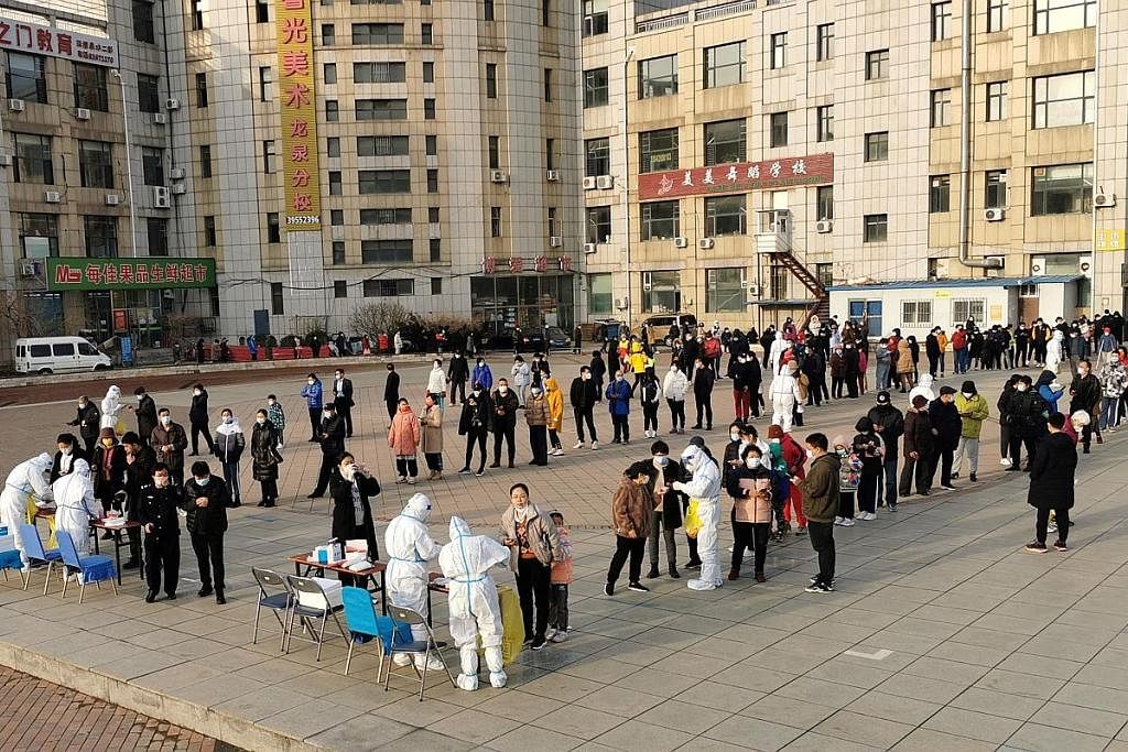 JALANI UJIAN: Orang ramai menjalani ujian Covid-19 di Dalian, wilayah Liaoning, China. - Foto REUTERS
