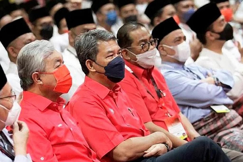 HADIRI SIDANG UMNO: (Dari kiri) Datuk Seri Dr Ahmad Zahid Hamidi bersama Datuk Seri Mohamad Hasan meninjau perjalanan Perhimpunan Agung Pergerakan Pemuda Umno di Pusat Dagangan Dunia (WTC) Kuala Lumpur. - Foto NSTP