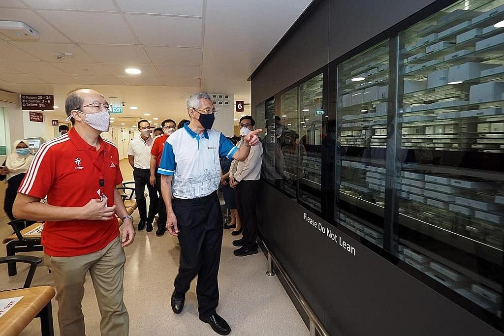 KHIDMAT JAGAAN KESIHATAN DEPAN PINTU: PM Lee meninjau Pusat Spesialis Ang Mo Kio, yang menurut beliau membawa rangkaian kemudahan dan perkhidmatan penjagaan kesihatan pakar terus ke depan pintu penduduk dan bertujuan menawarkan penjagaan berterusan. 