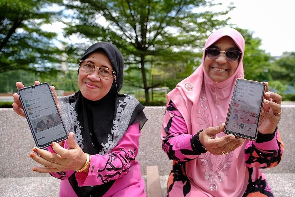 SUDAH TIDAK TERKIAL-KIAL: Cik Asmah Talib, 64 tahun (kiri) dan temannya Cik Salmabee Abdul Kadir, 66 tahun, yang telah menghadiri bengkel celik digital warga emas Jom Surf! Januari lalu, menunjukkan aplikasi HealthHub dan SingPass dalam telefon bimbi