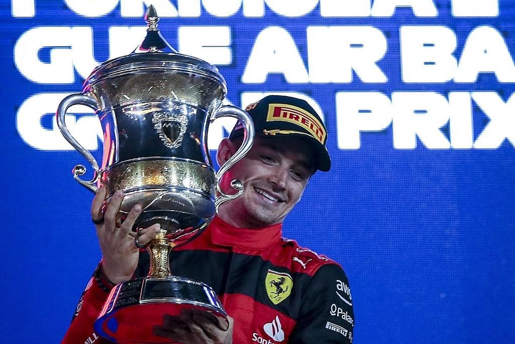 NASIB MALANG: Verstappen (atas) meninggalkan keretanya selepas terpaksa bersara tiga pusingan sebelum tamat perlumbaan. - Foto AFP PENANTIAN BERBALOI: Leclerc (kiri) menjuarai perlumbaan pembukaan musim Grand Prix Bahrain kelmarin, iaitu kemenangan y