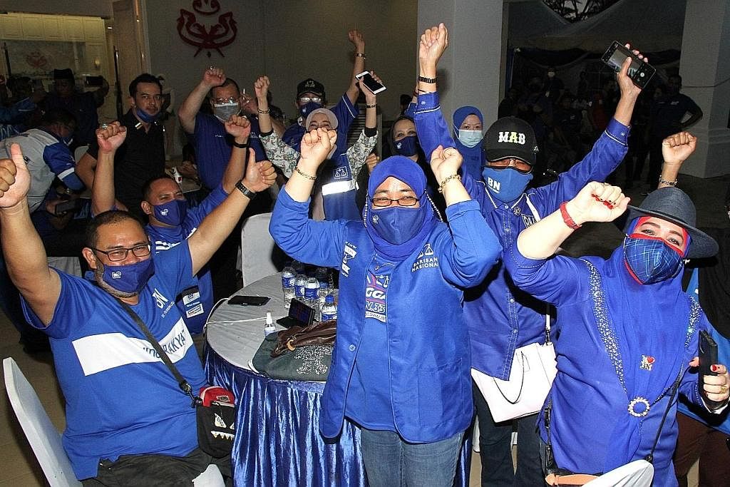 RAIKAN KEMENANGAN DI JOHOR: Para penyokong Barisan Nasional bersorak gembira apabila keputusan Pilihan Raya Negeri Johor diumumkan. - Foto THE STAR