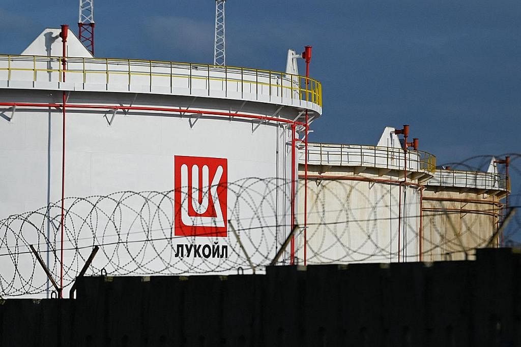 BEKALAN MINYAK: Gambar yang dipetik pada 17 Mac lalu menunjukkan tangki simpanan minyak, Lukoil, di terminal Pelabuhan Rosenets berdekatan bandar Burgas di perairan Laut Hitam. Bulgaria tidak mampu menyokong larangan import gas dan minyak Russia dise