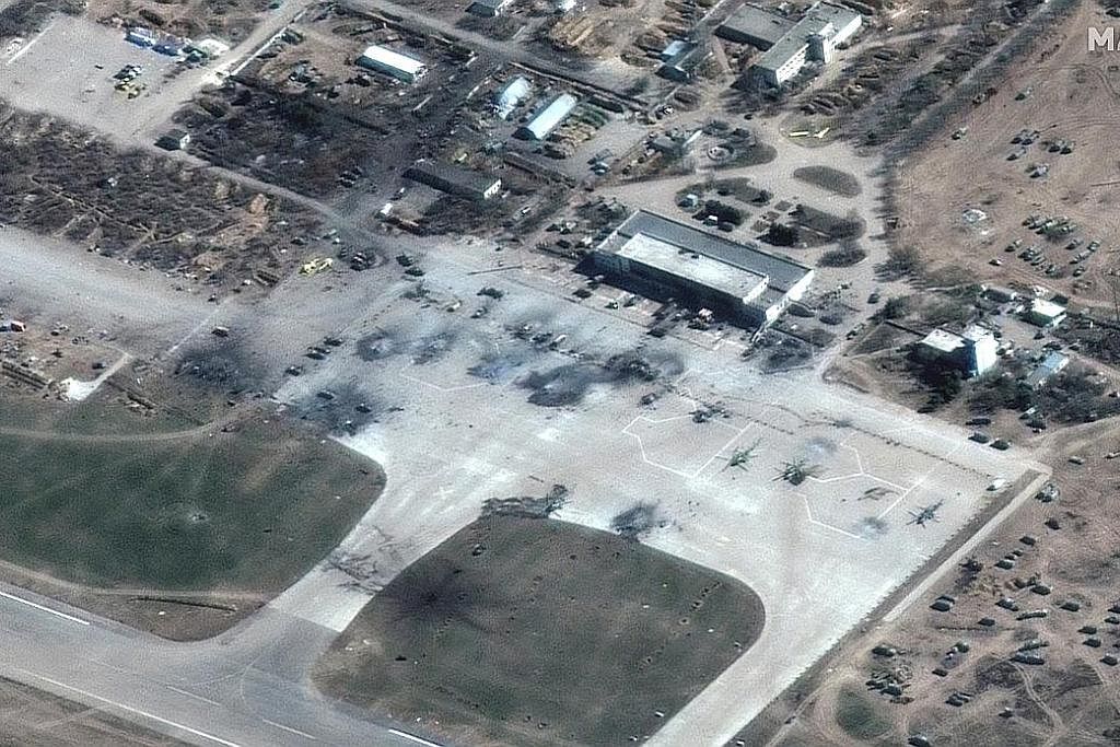 HELIKOPTER MUSNAH: Satu imej satelit yang diambil syarikat Planet Labs menunjukkan beberapa helikopter tentera Russia musnah di lapangan terbang di Kherson, selepas serangan pihak Ukraine baru-baru ini. - Foto REUTERS