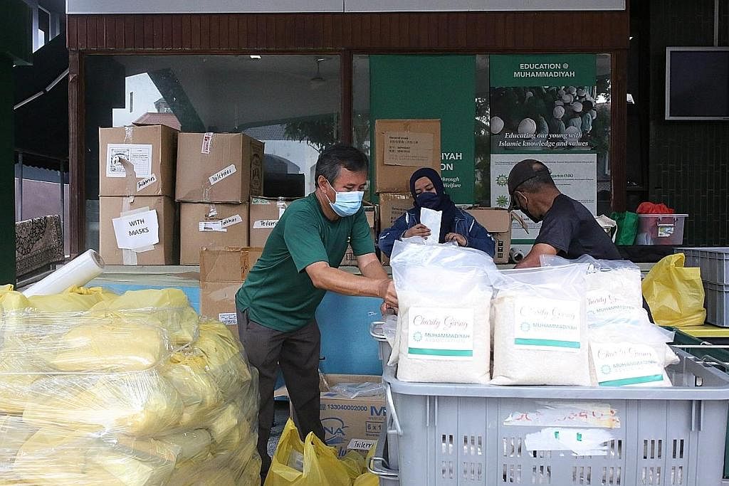 AGIH BARANGAN: Kakitangan Jabatan Kebajikan Persatuan Muhammadiyah membuat persiapan untuk pengagihan barang dapur kepada 700 keluarga memerlukan, yang akan dijalankan pada 2 April. - Foto PERSATUAN MUHAMMADIYAH