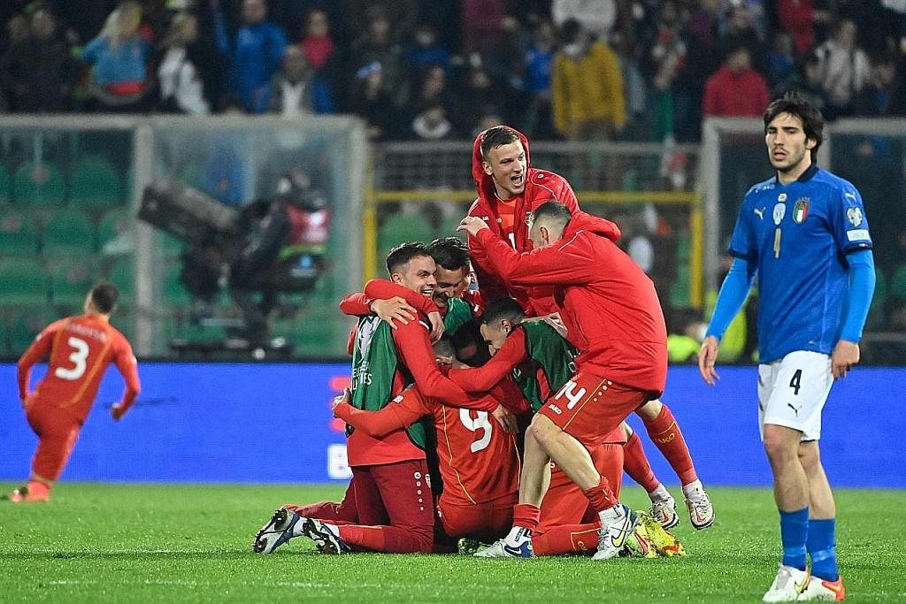 YANG GEMBIRA DAN YANG HAMPA: Para pemain Macedonia meraikan kemenangan mengejut dengan pemain Italy, Sandro Tonali (kanan), sugul berjalan meninggalan padang. - Foto AFP
