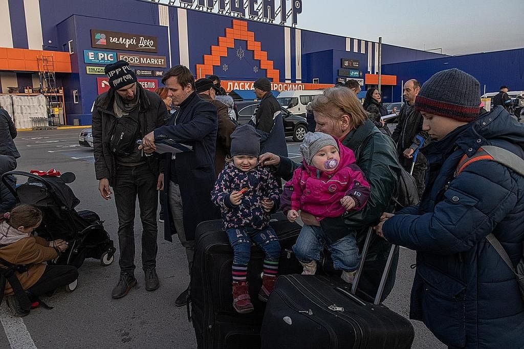 SELAMATKAN DIRI: Penduduk yang melarikan diri dari bandar Mariupol di Ukraine berkumpul selepas tiba di pusat pemindahan di negara itu di Zaporizhzhia semalam. Hampir seperempat daripada 44 juta penduduk Ukraine kini tiada tempat tinggal dan lebih 3.