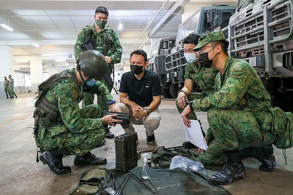 TEKAN PERI PENTING NS: Encik Zaqy (tengah) menekankan peri penting NS bagi Singapura dan mengumumkan Pakej Pengiktirafan NS55 semasa mengunjungi latihan kerahan SAF di Kem Maju semalam. - Foto ZAOBAO