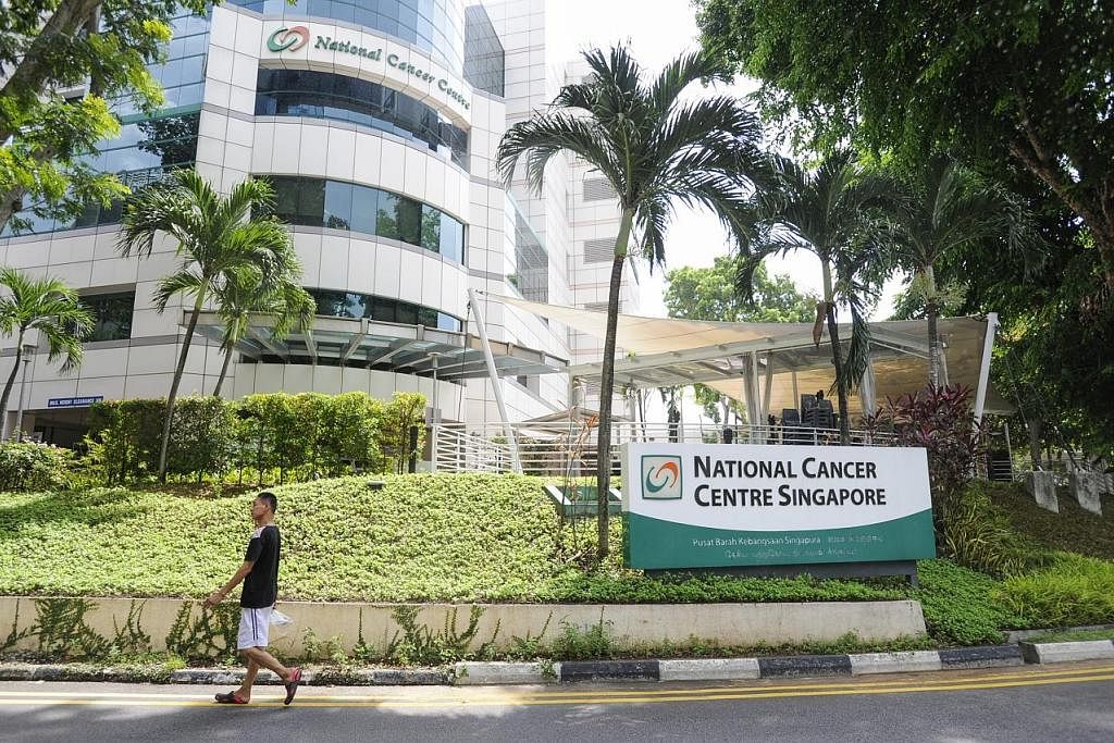 RENCAM: National Heart Centre Singapore (NHCS) diterjemahkan sebagai Pusat Jantung Nasional Singapura (gambar atas) manakala National Cancer Centre Singapore (NCCS) dialih bahasa sebagai Pusat Barah Kebangsaan Singapura (gambar sisipan). - Foto-foto 