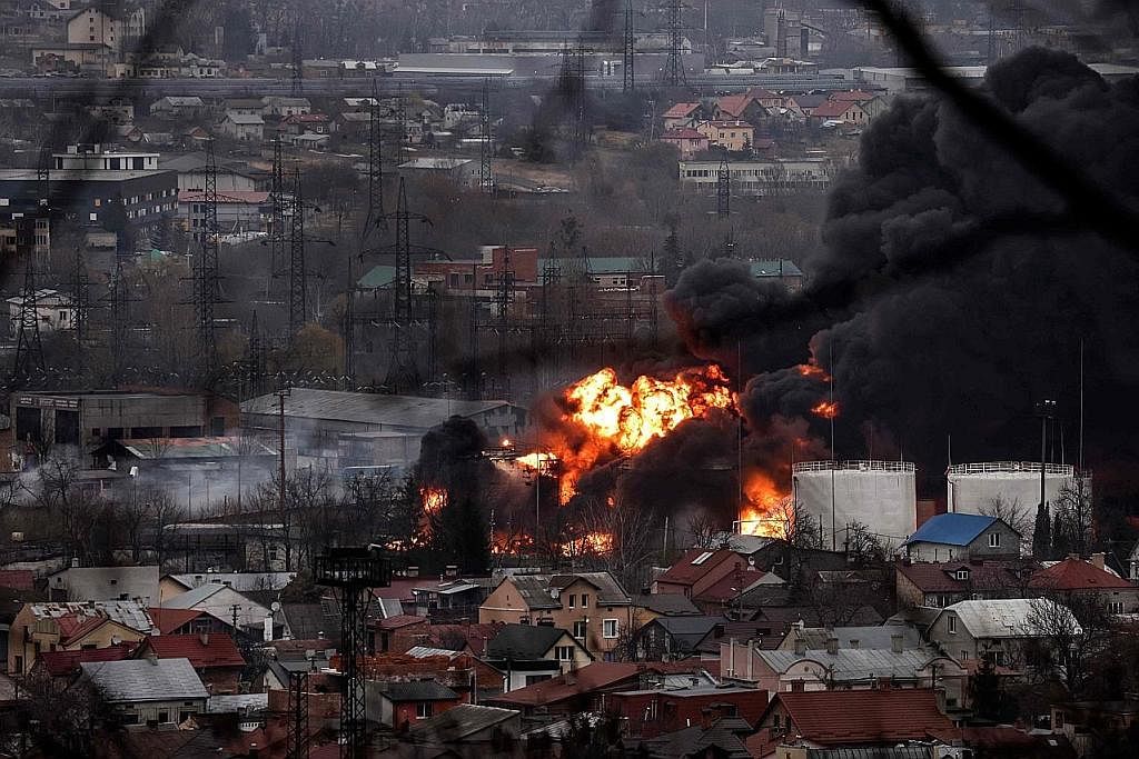 SERANGAN TAK HENTI-HENTI: Asap tebal akibat bangunan yang jadi sasaran pengeboman Russia dijilat api dalam kejadian di bandar Lviv, Ukraine, kelmarin. - Foto AFP