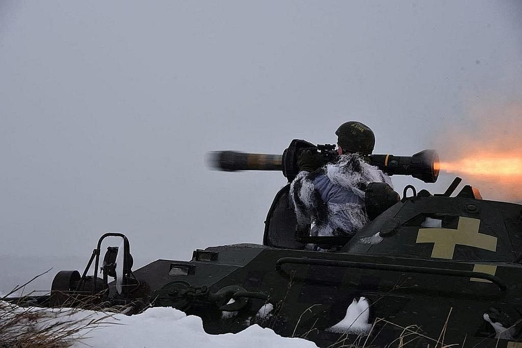 DIBEKAL OLEH AMERIKA: Seorang anggota tentera Ukraine belajar cari menggunakan senjata 'M141 Bunker Defeat Munition' yang dibekal oleh Amerika Syarikat semasa satu latihan ketenteraan berdekatan Yavoriv di wilayah Lviv pada Februari lalu. - Foto-foto
