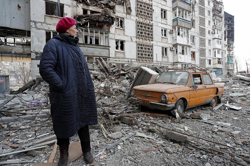 RAWAN HIBA: Seorang penduduk tempatan, Cik Valentina Demura, 70 tahun, kelmarin, berdiri di sebelah bangunan kediamannya, di Mariupol, kota pelabuhan selatan Ukraine, yang musnah teruk akibat konflik Ukraine-Russia yang berlaku. Selepas kediamannya m