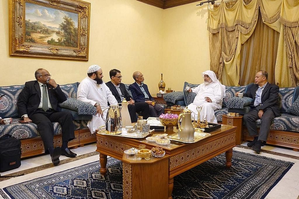 PERBINCANGAN: Sebagai sebahagian lawatan rasminya ke Arab Saudi, Encik Masagos sempat bertemu dengan Sheikh Dr Hatim Al Awni, seorang cendekiawan Islam yang disegani, ketika di Makkah untuk membincangkan tentang Persidangan Antarabangsa Masyarakat Ge