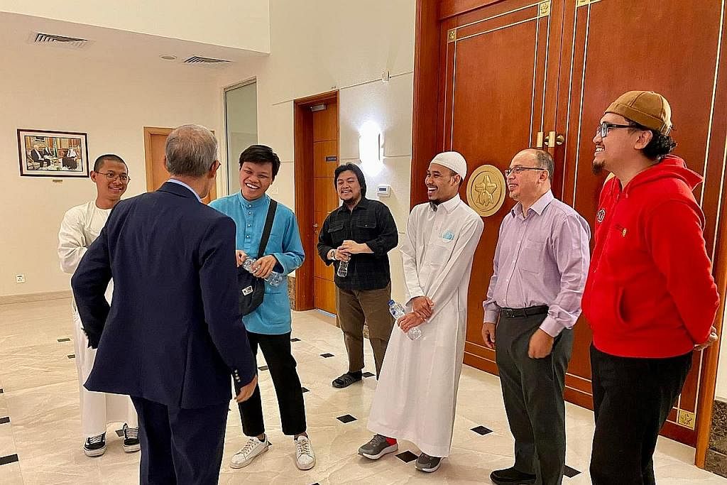PERBINCANGAN: Sebagai sebahagian lawatan rasminya ke Arab Saudi, Encik Masagos sempat bertemu dengan Sheikh Dr Hatim Al Awni, seorang cendekiawan Islam yang disegani, ketika di Makkah untuk membincangkan tentang Persidangan Antarabangsa Masyarakat Ge