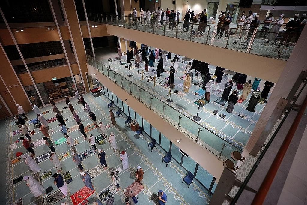 SOLAT TARAWIH KHUSUS UNTUK RAMADAN: Umat Islam di Singapura pada tahun ini berpeluang mendirikan solat tarawih di masjid di serata negara dalam jumlah yang lebih ramai berbanding tahun lalu. Menurut Majlis Ugama Islam Singapura (Muis), sebanyak 60,00