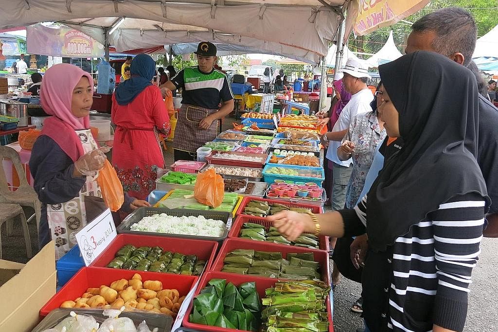 JADI TUMPUAN: Antara tumpuan pengunjung Singapura ke Johor Bahru ialah Plaza Angsana. - Foto-foto fail PELBAGAI JUADAH: Pengunjung Singapura juga menggemari bazar-bazar Ramadan di Johor Bahru