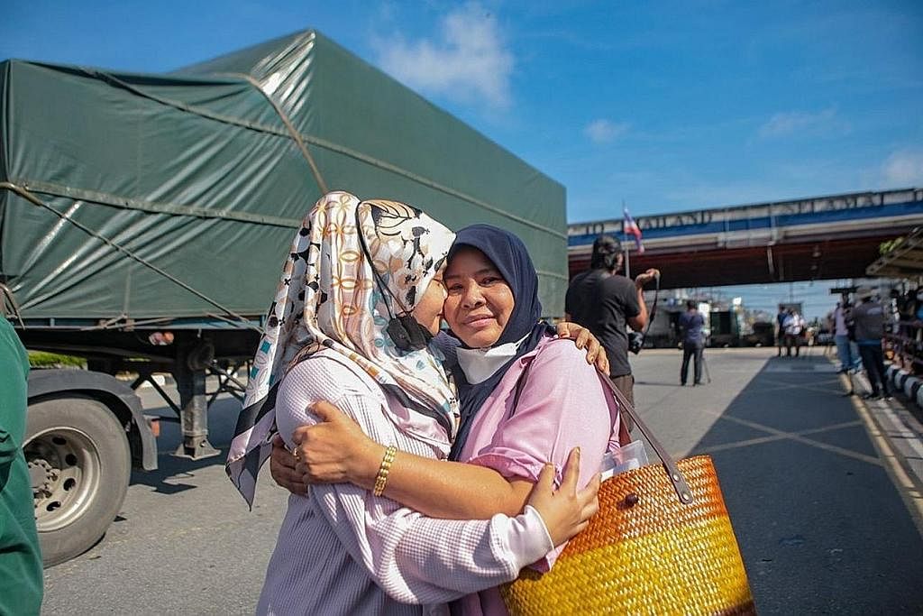 KEMBALI BERSATU: Cik Noorasyikin Bunnawi (kiri) bersama ibunya, Cik Siti Zubaidah Abdullah, dapat bertemu semula selepas berpisah selama lima bulan.
