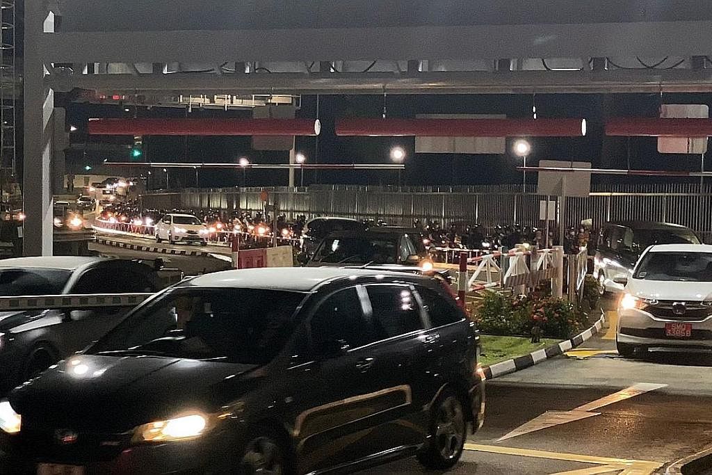 SEMPADAN DARAT DIBUKA PENUH: Kereta dan motosikal mula merentas sempadan di Koswe untuk masuk ke Johor, menghidupkan semula suasana di laluan sempadan yang sepi sepanjang dua tahun lalu. - Foto BH oleh HANS ASHRIE DAUD