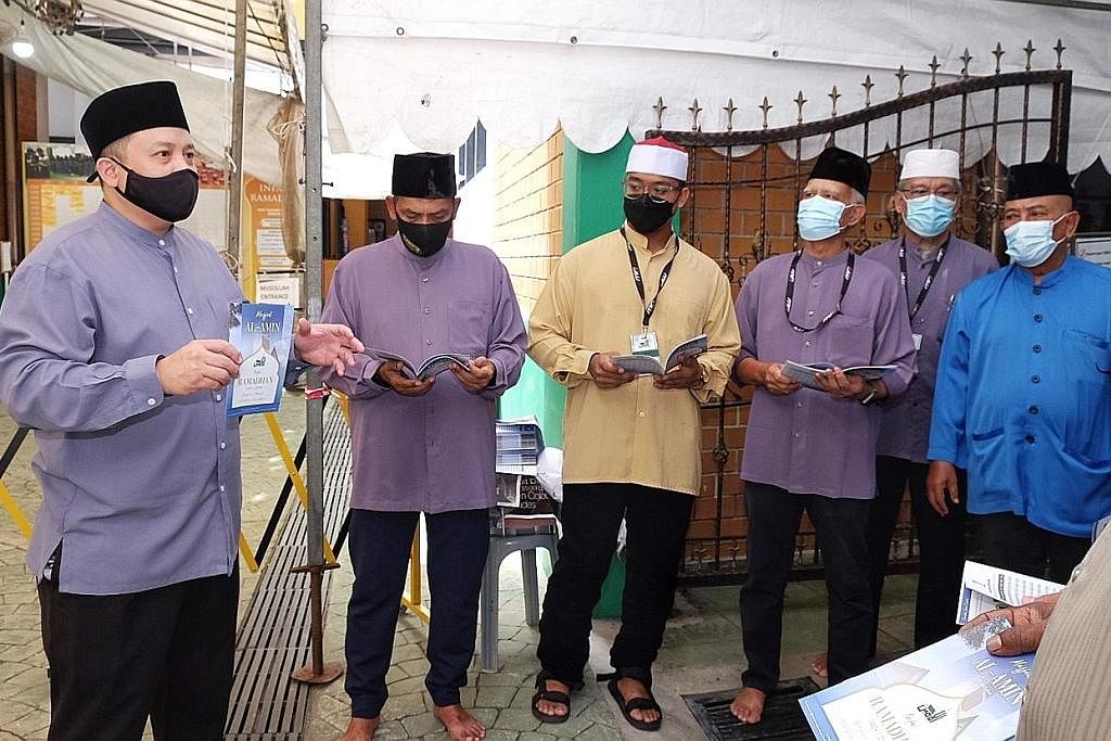 ALU-ALUKAN LEBIH RAMAI JEMAAH: Encik Muhd Khairul Jameel (kiri) yang memberi taklimat kepada relawan yang akan menyumbang tenaga di Masjid Al-Amin sepanjang Ramadan serta mengagihkan buku panduan Info Ramadan kepada jemaah, berharap ramai jemaah dapa