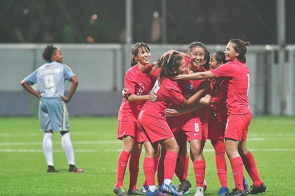 MASIH PERLU PERBAIKI: Pemain pasukan wanita Singa meraikan kemenangan 6-2 mereka ke atas Seychelles di Stadium Jalan Besar malam kelmarin. - Foto BH oleh DESMOND WEE