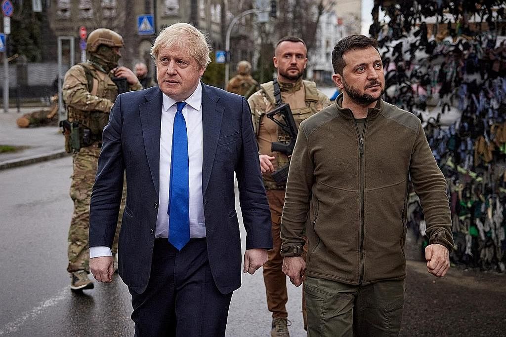 BERI SOKONGAN: Perdana Menteri Britain, Encik Boris Johnson (kiri) menjadi pemimpin Barat terbaru yang bertemu Presiden Ukraine Encik Zelenskiy di Kyiv. - Foto REUTERS