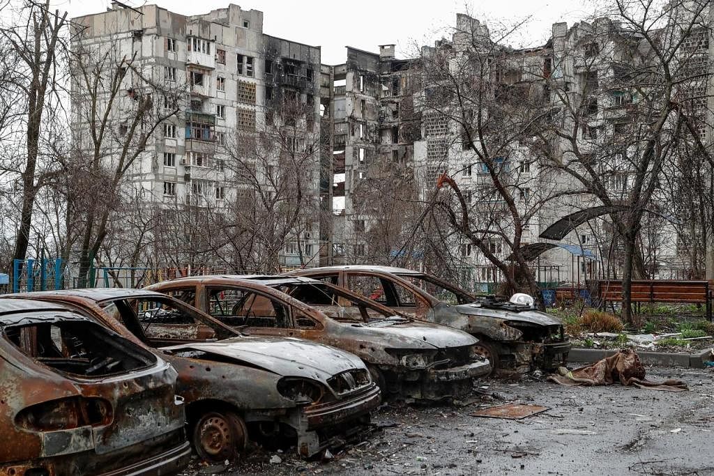 MUSNAH: Beberapa kereta dan bangunan kediaman yang musnah ekoran pengeboman berterusan tentera Russia di bandar pelabuhan Mariupol, Ukraine. REUTERS