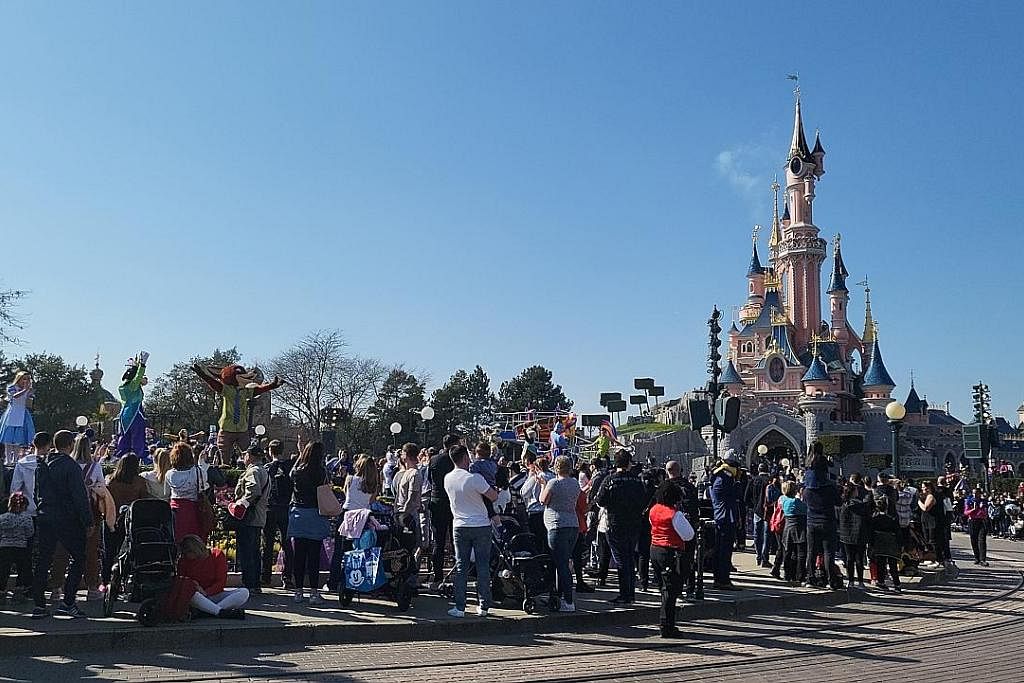 SEKATAN DILONGGARKAN: Ketika di Disneyland Paris, penulis melihat ramai yang berkumpul di sana tidak memakai pelitup kerana ia tidak wajib. - Foto foto ihsan NATASHA MUSTAFA RONDA-RONDA ITALY: Penulis (kanan) bersama rakannya Cik Khairiyah Kang Muham