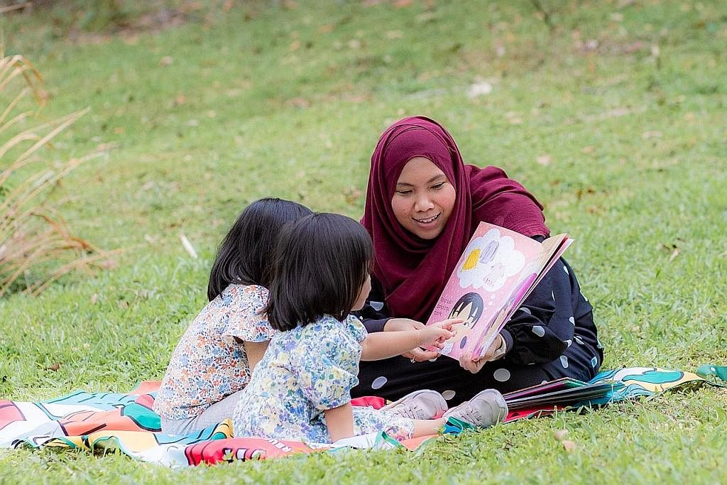 MULA DARI KECIL: Cik Nur Atiqa Arbain mementingkan pendidikan dwibahasa untuk kedua-dua anaknya, Zea Irdina Saifuddin, tiga tahun dan Naira Saifuddin, dua tahun. - Foto-foto ihsan NUR ATIQA ARBAIN RANGSANG MAHIR BAHASA MELAYU: Bahan bacaan yang dibek