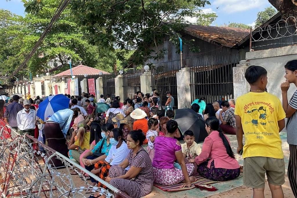 SABAR MENANTI:Anggota keluarga tahanan 'berkampung' di luar penjara Insein di Yangon, Myanmar, dengan harapan mereka yang ditangkap ekoran tunjuk perasaan antijunta dibebaskan semalam. - Foto REUTERS
