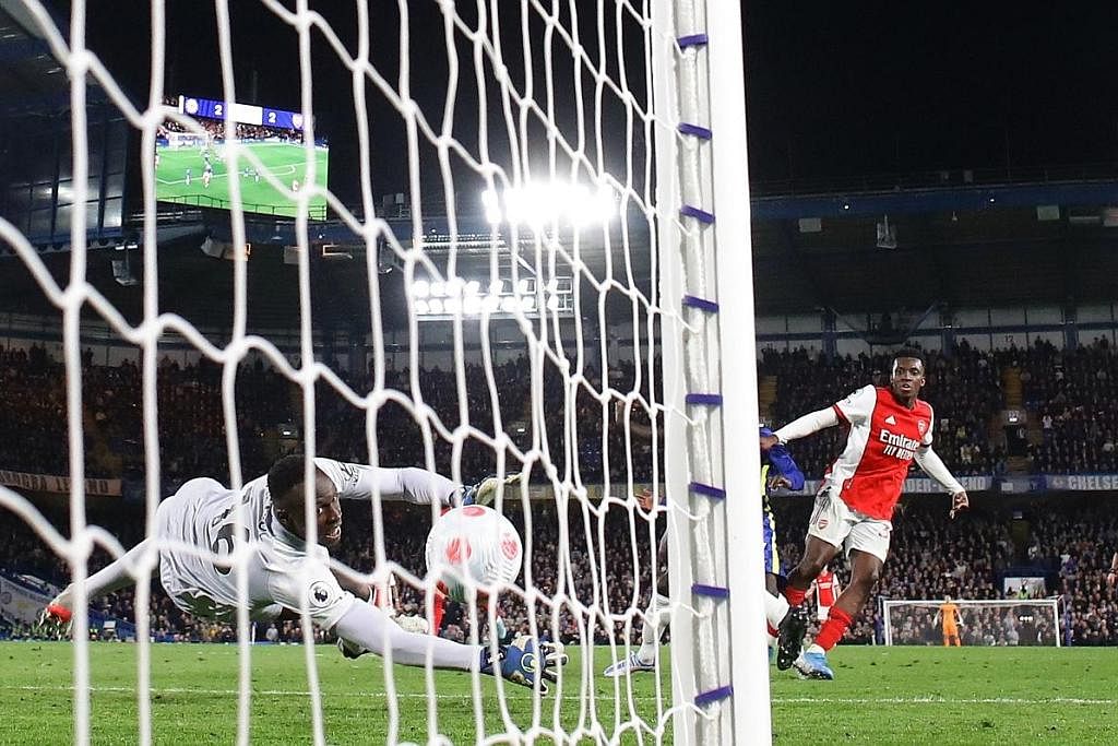 TEPAT KE SASARAN: Eddie Nketiah merembat gol ketiga Arsenal semasa kemenangan 4-2 ke atas Chelsea. - Foto REUTERS