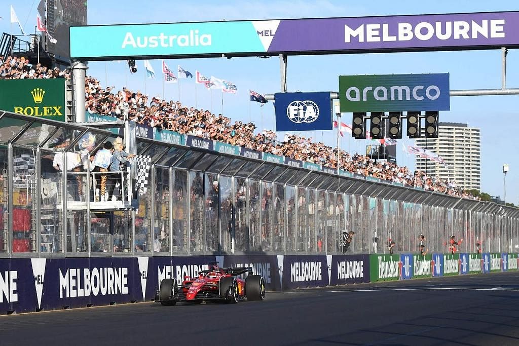 - Foto EPA-EFE MENYERAH KALAH: Verstappen, terpaksa 'menyerah kalah' awal dalam Grand Prix Australia kerana masalah sistem bahan api (bawah). Sebelum ini beliau juga meghadapi masalah sama dalam perlumbaan awal musim. - Foto-foto AFP HAMILTON BUKAN L