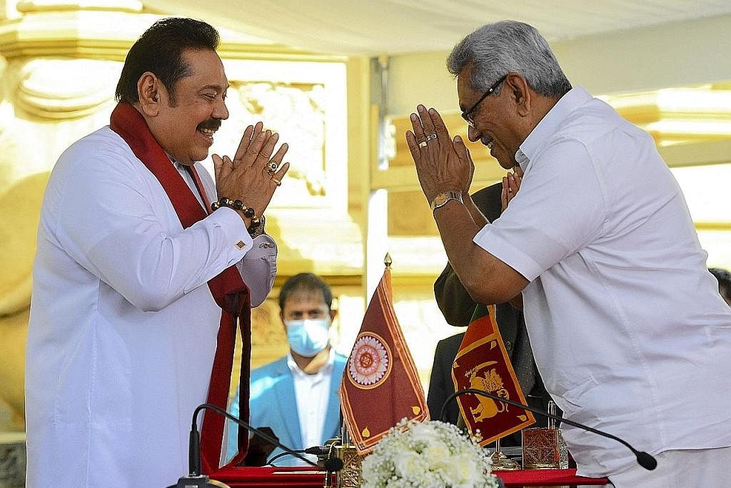 HADAPI DESAKAN SUPAYA BERUNDUR: Foto fail pada Ogos 2020 menunjukkan Presiden Gotabaya Rajapaksa (kanan) menerima sumpah jawatan abangnya, Encik Mahinda (kiri), sebagai Perdana Menteri Sri Lanka. Namun, sokongan yang dahulunya mereka nikmati kini ber