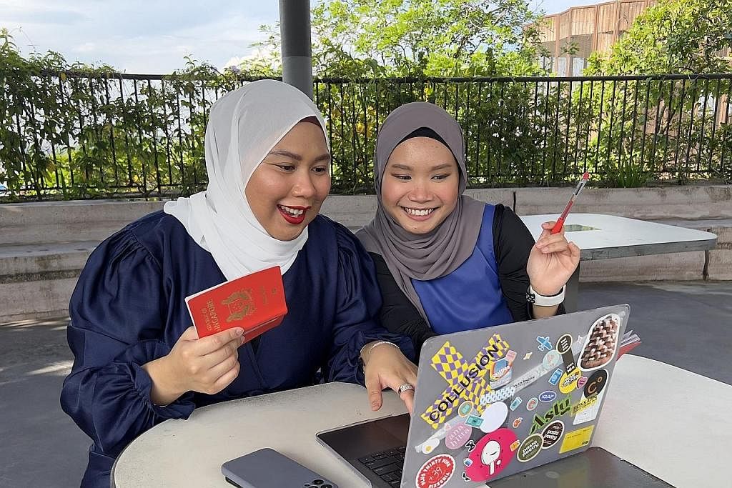 MELAKUKAN PERANCANGAN: Cik Siti Aisyah (kanan) dan Cik Nur Aisyah telah melakukan perancangan untuk perjalanan mereka ke Australia sebaik sahaja pengumuman kelonggaran udang-undang diumumkan.