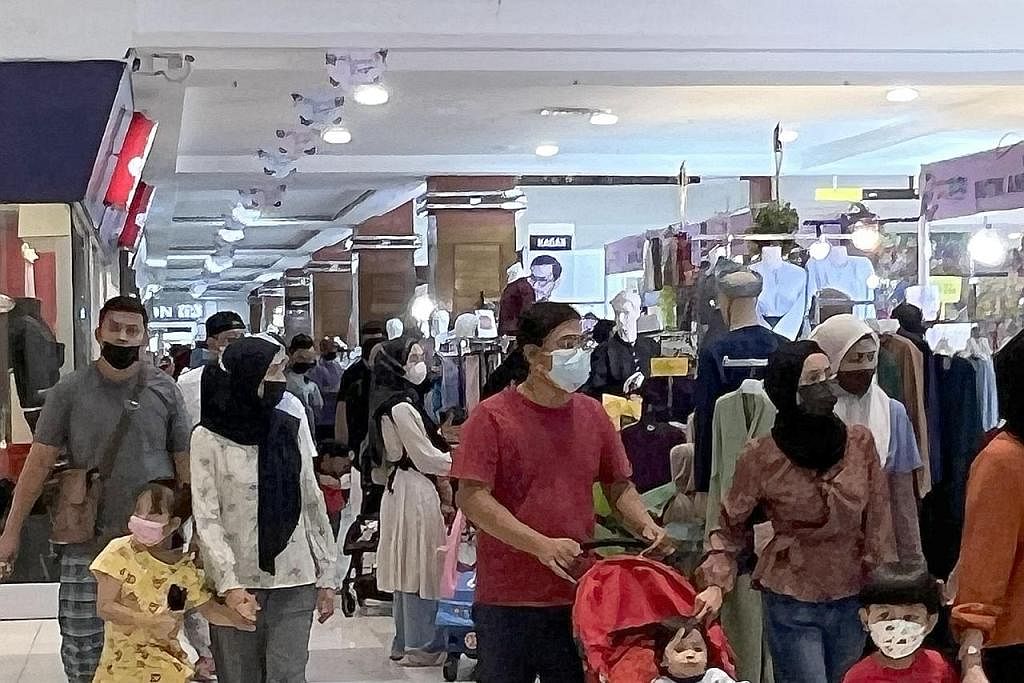 LEBIH RAMAI ORANG: Perniagaan di Johor Bahru semakin rancak, dengan pusat beli-belah seperti Plaza Angsana menyaksikan lebih ramai pengunjung dari Singapura. Ini selepas warga Singapura yang sudah mengambil vaksin sepenuhnya boleh melakukan perjalana