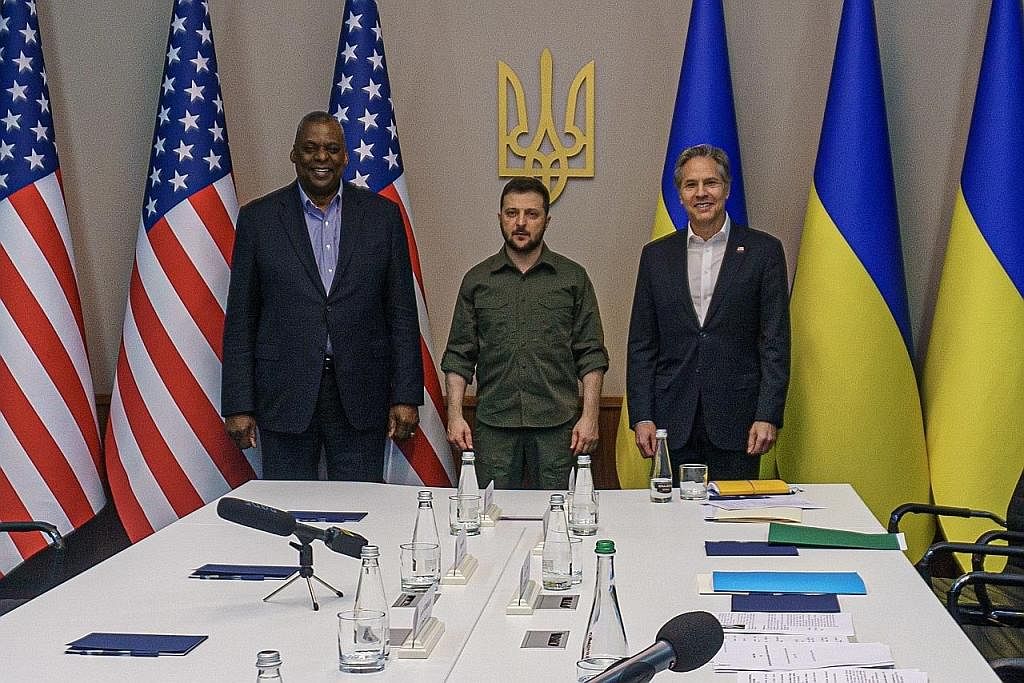 PERTEMUAN PEMIMPIN: Presiden Ukraine, Encik Volodymyr Zelensky (tengah) menemui Setiausaha Negara AS, Encik Anthony Blinken (kanan) dan Setiausaha Pertahanan AS, Encik Lloyd Austin (kiri) di Kyiv, Ukraine, pada 24 April lalu. - Foto EPA-EFE PERJALANA