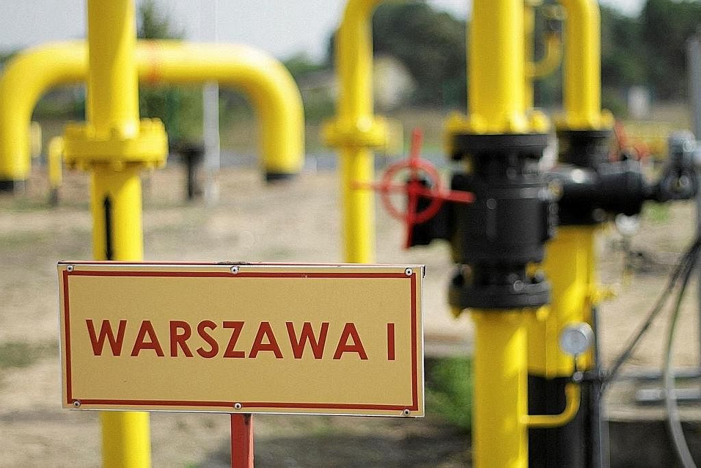 UGUTAN GAS: Satu tanda menyebut 'Warsaw' di stesen pengagihan gas Gaz-System di Gustorzyn, Poland. Firma gergasi penjana tenaga Russia, Gazprom, memaklumkan Poland dan Bulgaria bekalan gas ke dua negara itu akan dihentikan mulai semalam. - Foto REUTE
